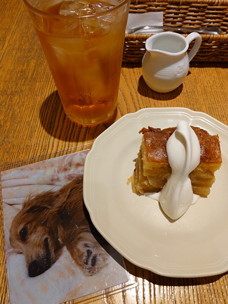 ダックスフンドの写真とアフタヌーンティーティールームのアップルパイ